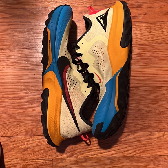 Nike Multi colored size 13 gym shoes - Picture 2 of 2